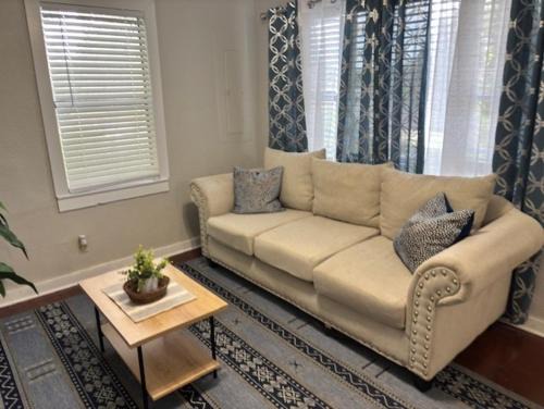 Griffin Heights Apartamento | Simple 1950s Home Budget Stay , Basic comforts