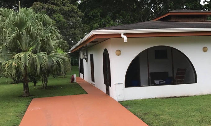 Parrita Condominio | Lujo simple a un precio asequible! En Playa Palo Seco