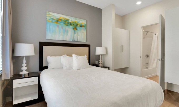 Far North Central Apartamento | Simplicity At the Rim 1119 I Spacious 1 Bed 1 Bth