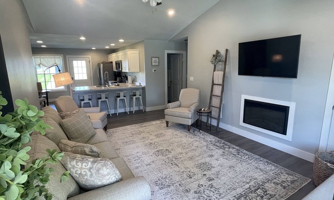 Quincy Casa | Simply Charming Nest-Nearly brand new, central, super clean, well appointed.
