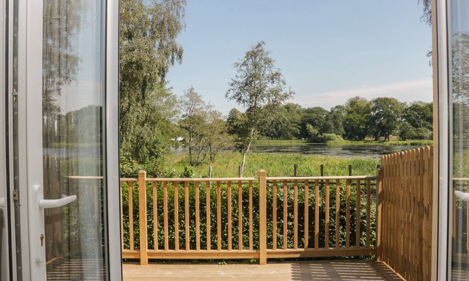 Castle Douglas Cabaña | SIMPLY SUITE, pet friendly, with a garden in Castle Douglas