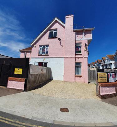 Paignton Apartamento | SINGER SEWING MACHINES FORMER HOME ,FREE PARKING ,1 BEDROOM GROUND FLOOR HOLIDAY FLAT , Private Gate & Garden & Bathroom , microwave , Fridge , Opposite Paignton Pier & Beach , Hotel Reception To Happily Help & Greet you , 1 DOUBLE BED & 1 SINGLE BED