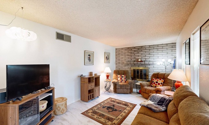 Sierra Vista Casa | Single-level home with large yard, patio, grill, mountain views