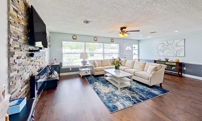 Harbor Bluffs Casa | Single-level home with enclosed yard, screened lanai, AC, & washer/dryer