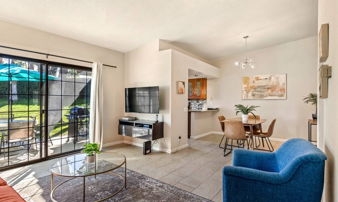 Tahquitz River Estates Villa | VILLA HERMOSAMENTE REMODELADA, PASOS A LA PISCINA Y JACUZZI - CLUB DE PAÍS MESQUITE