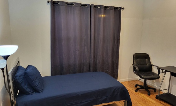 Jersey City Apartamento | Single room in 3 BHK. Shared kitchen and shared bathroom with 2 more guests.