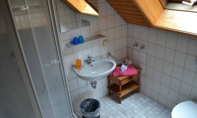 Ohlsbach Apartamento | Habitación individual con baño y ducha / bañera - Guesthouse Tagescafe Eckenfels