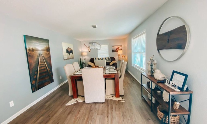 Centralia Condominio | Sisters Four Bed and Bath - Luxury living in a small town atmosphere!