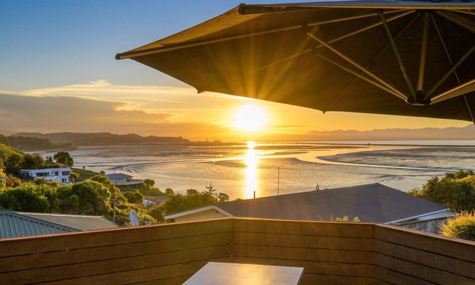 Atawhai Casa | Situated in Atawhai a short drive from central Nelson, with stunning ocean views