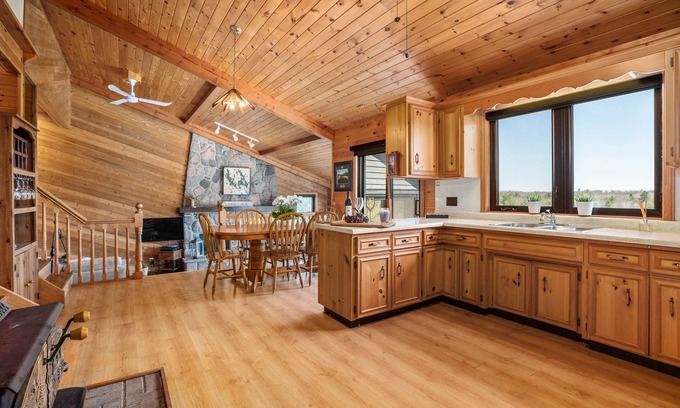 Muskoka Lakes Casa | Situated on prestigious Lake Joseph with close proximity to all amenities.