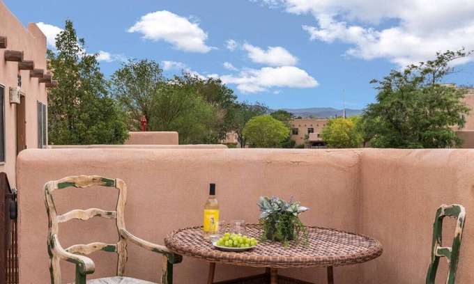 Southside Condominio | Ski Discounts! Steps to Meow Wolf, Local Breweries