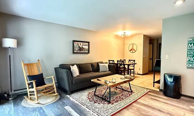 Warren Condominio | Ski, Hike & Relax. Warm 1BR Spot.