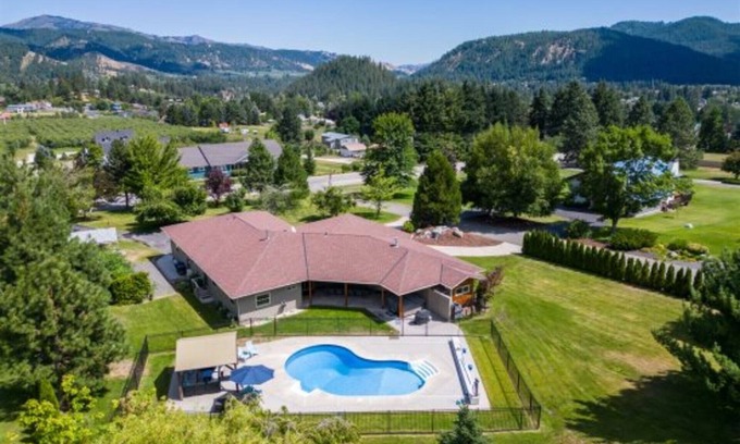 Leavenworth Casa | Ski Hill Getaway - Entertaining Year-Round