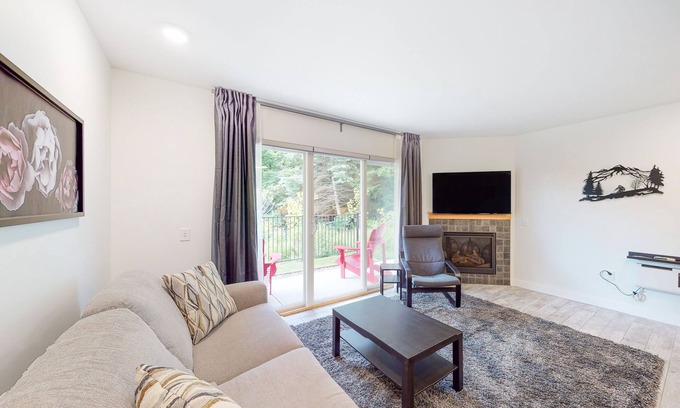 Warren Condominio | Ski-in/ski-out condo near the slopes with pool, fast WiFi & garden-level patio
