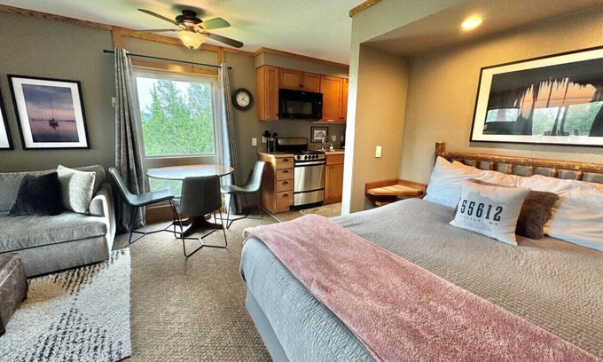 Lutsen Apartamento | Ski in Ski out Cozy Studio Condo Pool Hot Tub Views of Moose Mtn