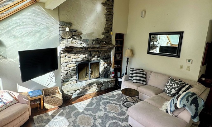 Plymouth Condominio | Ski & Mountain Getaway-Minutes to Okemo, Killington, Long Trail, and many lakes!
