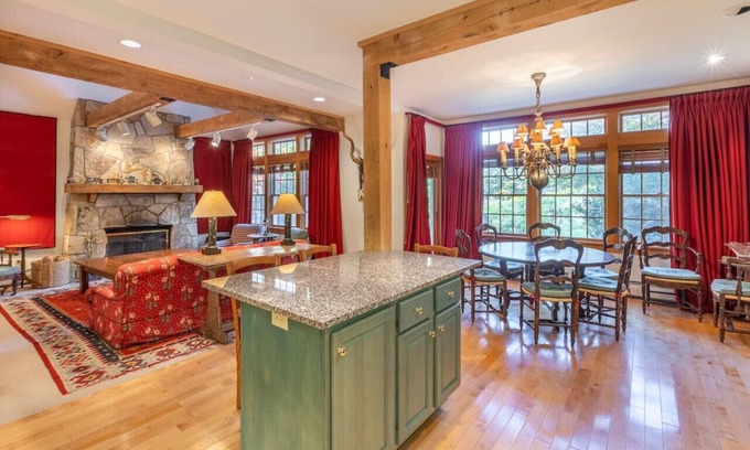Stratton Mountain Apartamento | Ski on Ski Off Stratton Snowbridge Townhome with Hot Tub