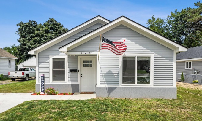 Waterford Casa | Ski Pine Knob/Mt Holly/Alpine, 2 bed 2 bath in Waterford - Dogs welcome!