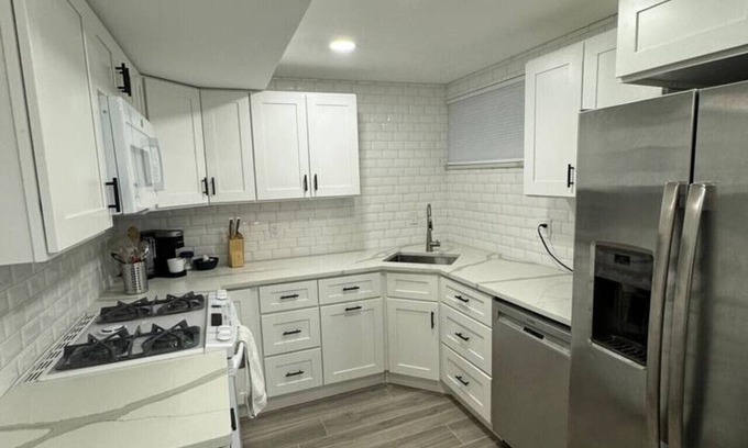 Holladay Casa | Skiing, Stocked Kitchen, 80` TV, Backyard, W/D,