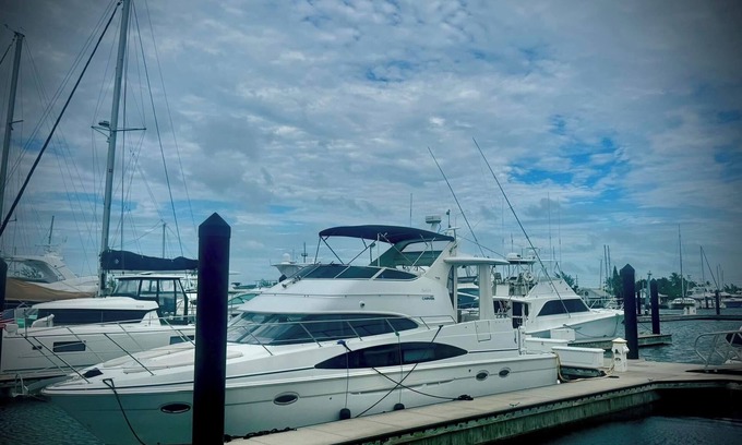 Key West Alquiler De Eote | Skip the Hotel - Stay on the Water aboard a 46 foot Yacht in Key West