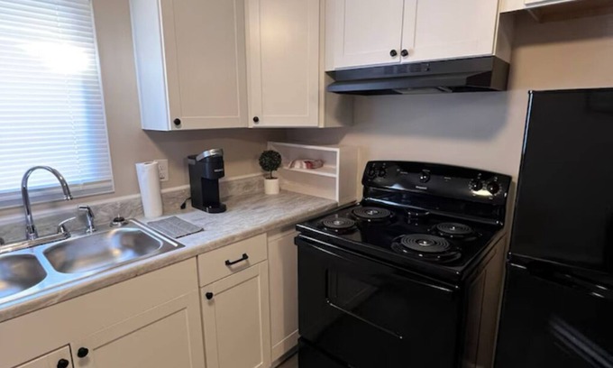 Rockingham Apartamento | Skipper 2: Chic 1-bedroom apartment with AC, WiFi in charming Rockingham