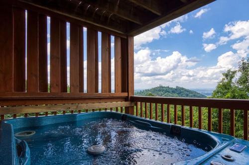Gatlinburg - Pigeon Forge Casa | Sky View- Mountain Views, Hot Tub, 560 FREE tickets each paid day!