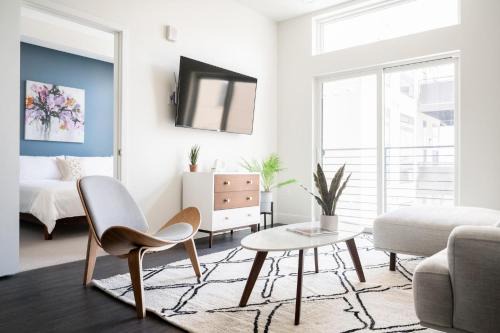 Highland Casa | Skyline Blue Modern Loft - Zuni Lofts