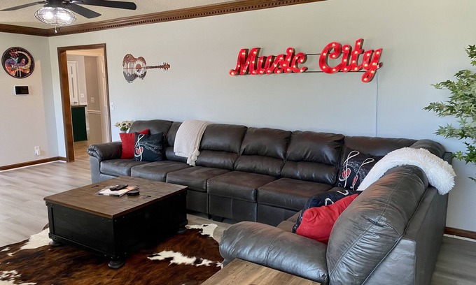 Nashville Casa | Slagledipityville Lake House/ Lakefront & 12 miles from DT/ Broadway Street