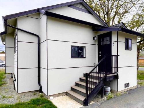 White Center Casa | Sleek 2BR Lower Unit Near Airport & Seattle DT