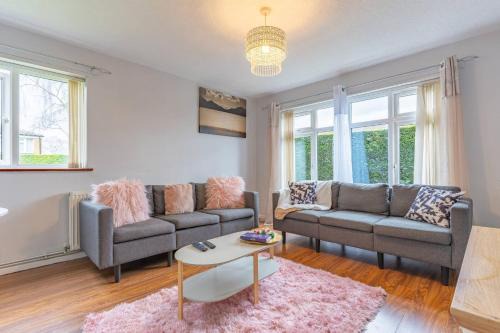 Little Hay Apartamento | Sleek and Cozy 1BR Resorts World Nearby