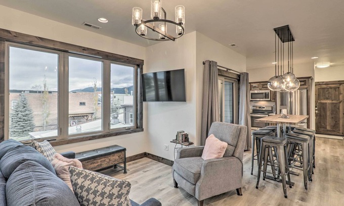 Columbia Falls Condominio | Sleek Columbia Falls Condo: Centrally Located!