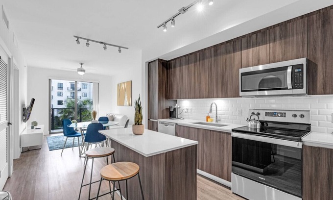 Doral Apartamento | Sleek Doral Retreat 1 Bed Oasis W/ Free Parking