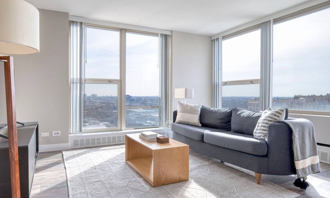 Edgewater Beach Apartamento | Sleek Edgewater 1BR w/ Gym, Deck & Lounge, nr L, by Blueground