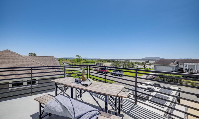 Ferndale Condominio | Sleek Ferndale Home w/ Ocean & Mountain Views!