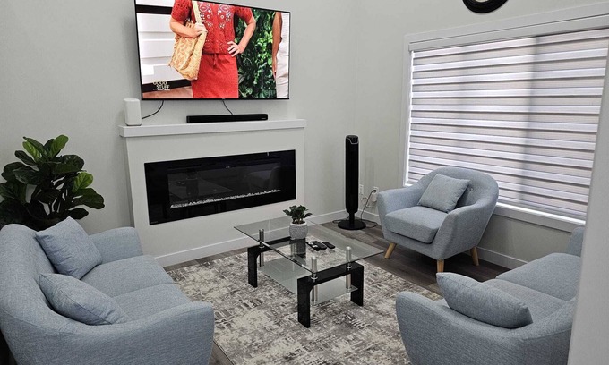 Southwest Edmonton Casa | Sleek Home in Trendy Community with great views, full kitchen, & strong Wi-Fi.