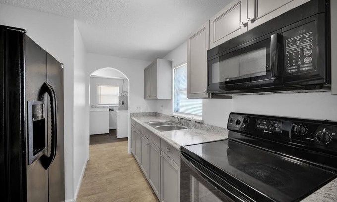 Westside Casa | ~Sleek Home Sleeps 10 Grill~