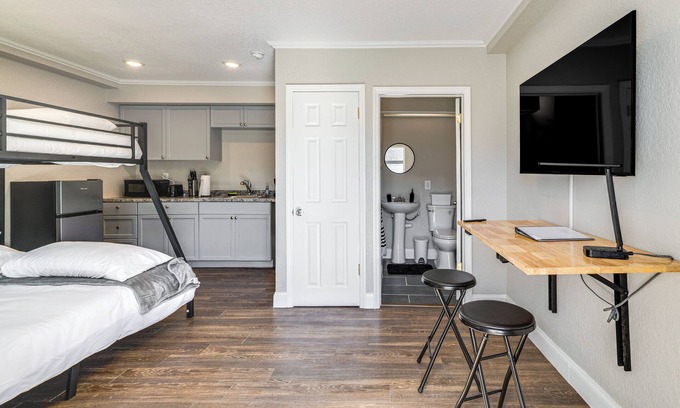Homosassa Apartamento | Sleek Studio Bunk 2 Mi to Chassahowitzka River!