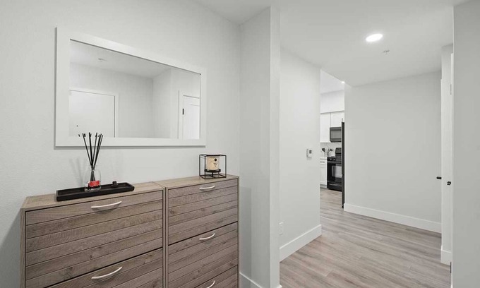 Pacific Terrace Condominio | Sleek Top Floor Stunner