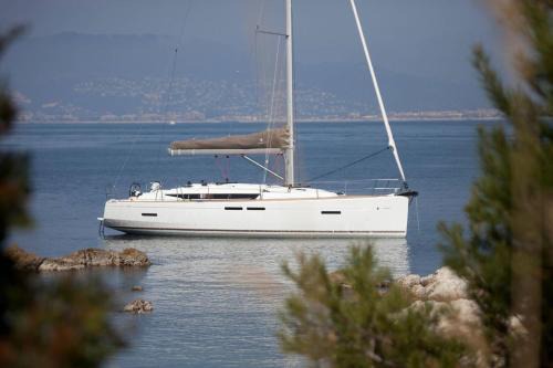 Oeiras Alquiler De Eote | Sleep aboard a modern sailboat in Oeiras
