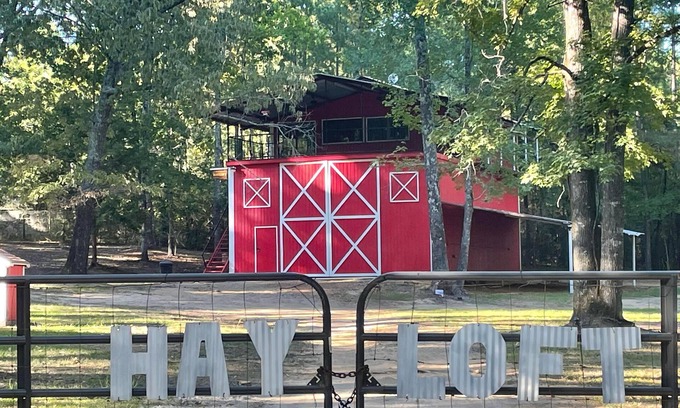 Longview Cabina | Sleep in a Hayloft - Longview, Tx