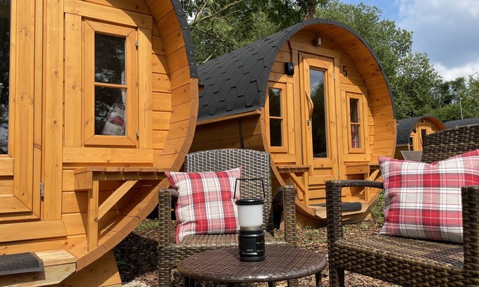 Oeverdiek Alquiler De RV | Schlaffass-Rural-Vista al Lago-Tienda de campaña-Communal washrooms