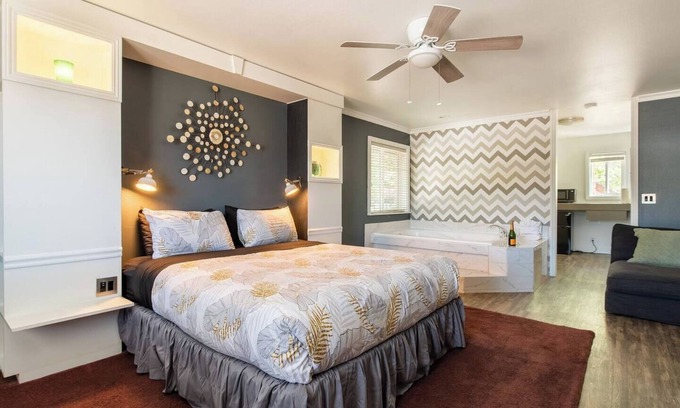 Big Bear Lake Apartamento | "Sleepover" Hotel Suite with AC/Heating & Indoor Jetted Tub