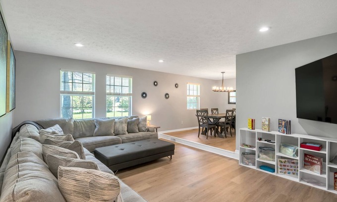 Mason Casa | Sleeps 12, Ranch Style Home ~ Kings Island, Great Wolf, Tennis, Golf, and More!