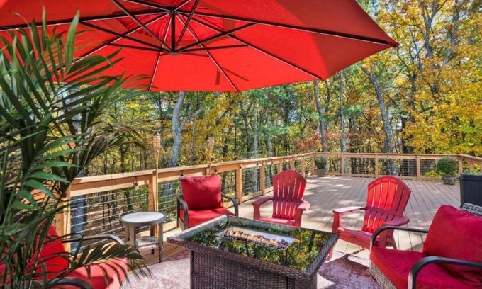 East Stroudsburg Apartamento | Sleeps 12 | Sauna+Bar+Basement Game Room+Fire Pits