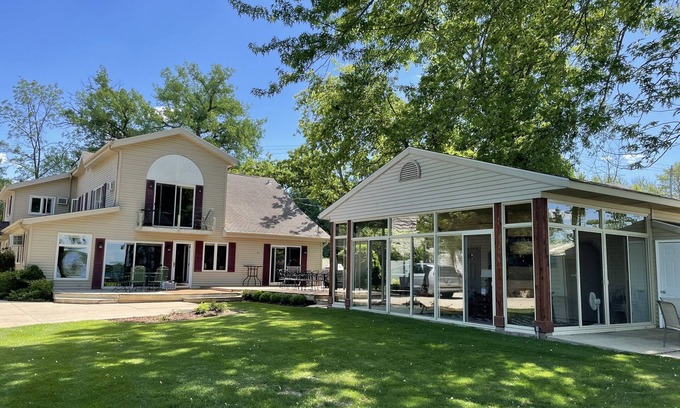 Wind Lake Casa | Frente al agua, 2624425713 SE WI ... 3600 pies cuadrados, 3 camas King (para 18) ...