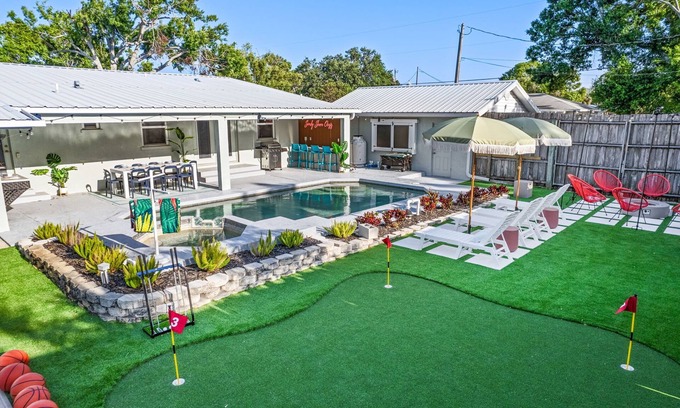 West Bradenton Casa | Sleeps 20~Basketball Court~Pool~Movie Room