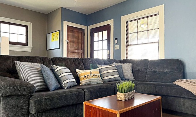 Dayton Casa | Sleeps 20+ in Dayton, 6 Bedrooms + 2 Full Kitchens