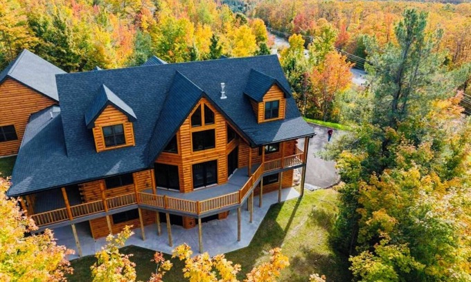 Harbor Springs Cabina | Sleeps 22. Minutes from Nubs Nob & Highlands & golf courses! Spacious & Private