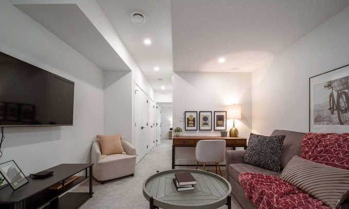 Southwest Edmonton Apartamento | Sleeps 4|King Bed|Near Whyte Ave & U of A & Stollery