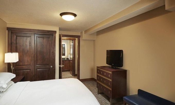 The Timbers Condominio | Sleeps 4, Presidents Week, Ski In/Out, Pool, Lux, Concierge, Sunrise Lodge